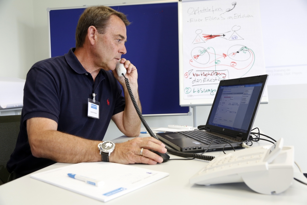 Ein Mann sitzt am Schreibtisch und telefoniert. Foto: WR / Stefan Stemmer