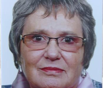 Frau mit kurzen grauen Haaren und Brille